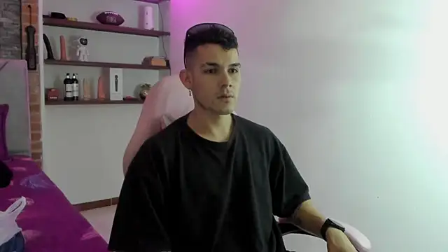 Snapshot of BooyHott_ chatting on December 21, 2025, 7:43 pm BooyHott online show from December 21, 2025, 7:43 pm