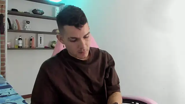 Snapshot of BooyHott_ chatting on December 22, 2025, 7:11 pm BooyHott online show from December 22, 2025, 7:11 pm