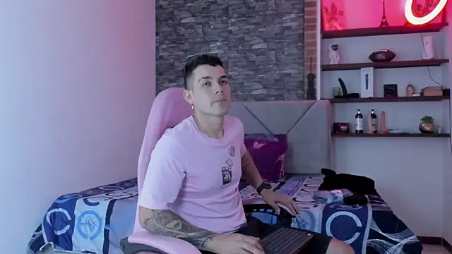 Snapshot of BooyHott_ chatting on January 7, 2026, 7:27 pm BooyHott online show from January 7, 2026, 7:27 pm