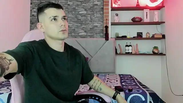 Snapshot of BooyHott_ chatting on January 8, 2026, 8:11 pm BooyHott online show from January 8, 2026, 8:11 pm