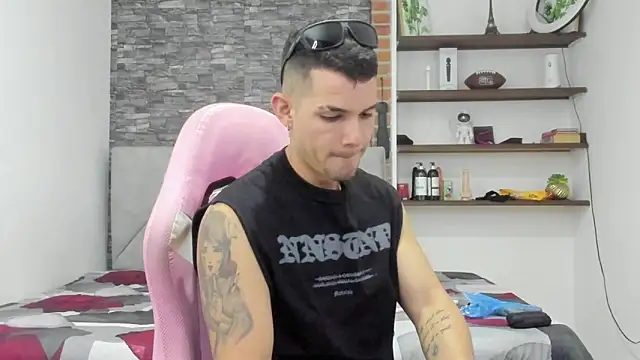 Snapshot of BooyHott_ chatting on February 14, 2026, 6:59 pm BooyHott online show from February 14, 2026, 6:59 pm