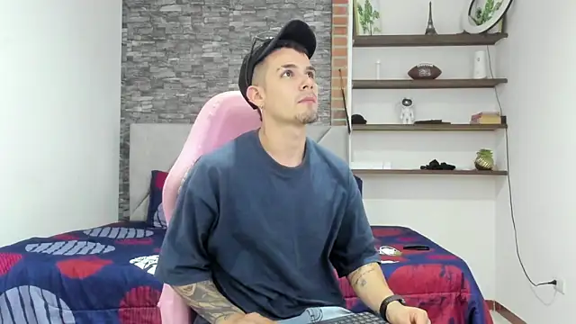 Snapshot of BooyHott_ chatting on February 19, 2026, 7:43 pm BooyHott online show from February 19, 2026, 7:43 pm