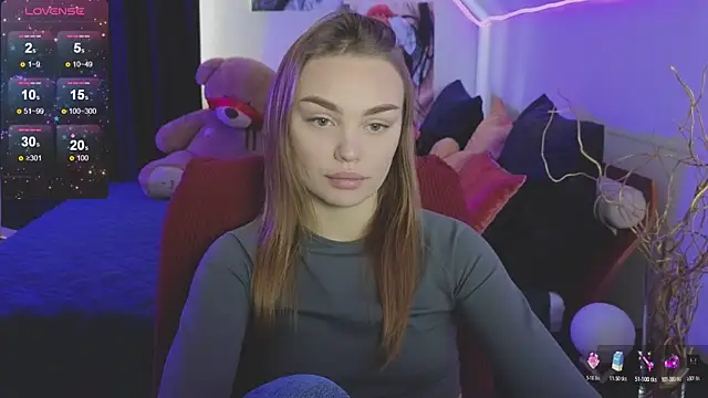 KitsyMoore online show from October 21, 2025, 1:12 pm