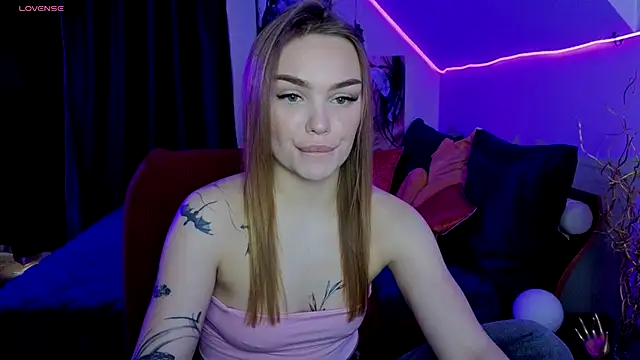 KitsyMoore online show from November 14, 2025, 1:21 pm