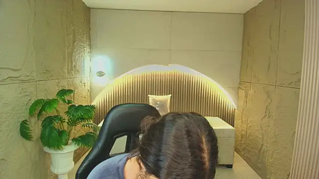 dany r  online show from December 18, 2025, 1:06 pm