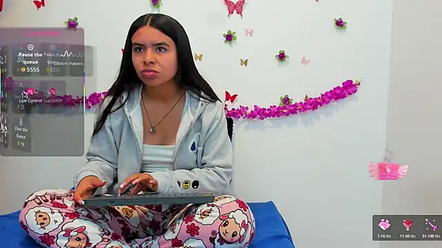 Annniie22 online show from January 8, 2026, 9:33 am