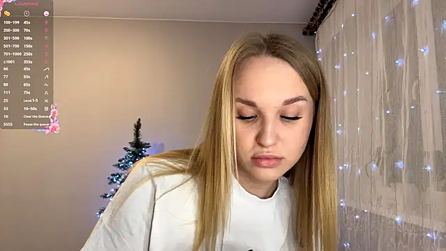 TanekaBoitel online show from December 17, 2025, 4:57 pm