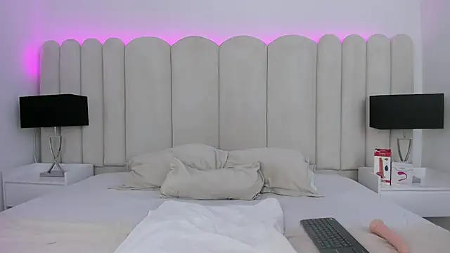 VanessaParis   online show from October 14, 2025, 9:15 pm