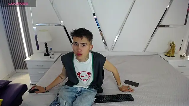 Snapshot of oblivionlove chatting on February 5, 2026, 12:43 pm oblivionlove online show from February 5, 2026, 12:43 pm