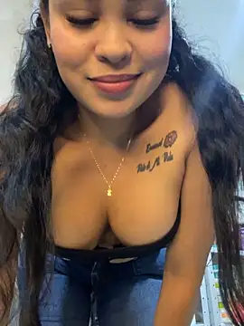 Snapshot of FOX_LATINA chatting on April 7, 2026, 12:22 am FOX LATINA online show from April 7, 2026, 12:22 am