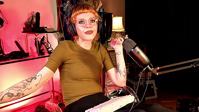 tacodeluxxxe online show from June 3, 2026, 12:57 am