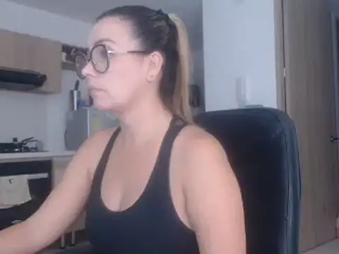 LovePaula online show from March 7, 2025, 3:08 am