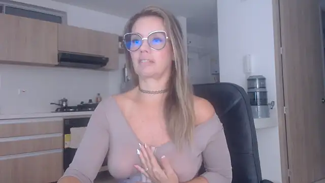 LovePaula online show from October 25, 2025, 11:07 am