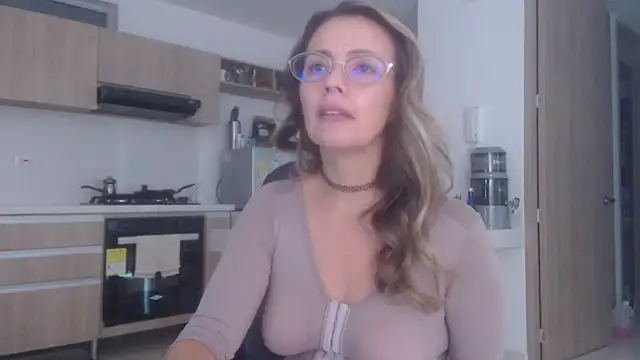 LovePaula online show from December 15, 2025, 11:47 am