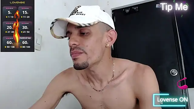 LATINO27CM online show from December 13, 2025, 8:14 pm