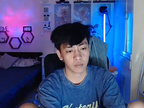 niel cumshow online show from December 17, 2025, 4:02 pm