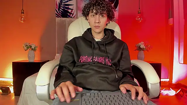 Snapshot of Helios_Obscuro chatting on November 9, 2025, 3:05 am Helios Obscuro online show from November 9, 2025, 3:05 am