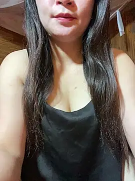 violet-00 online show from May 15, 2026, 11:34 pm
