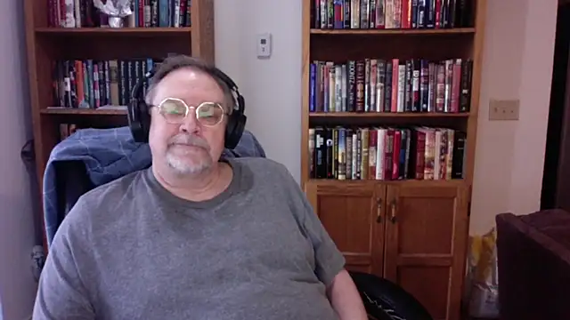 Vinyl22xh online show from April 11, 2026, 12:04 am