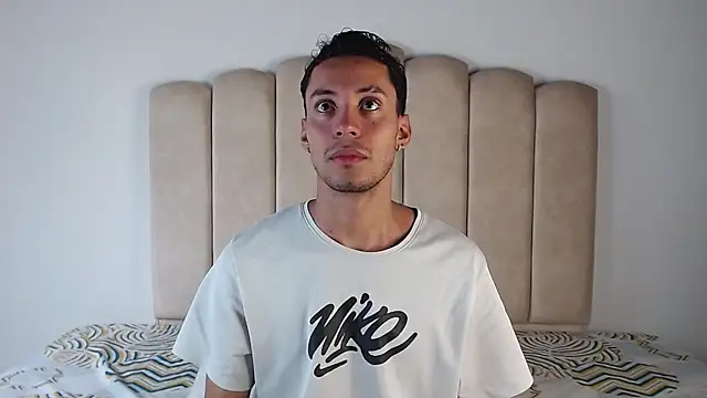 aroncooper1 online show from November 2, 2025, 8:11 pm