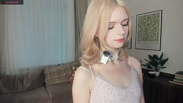 LaureMestler online show from November 4, 2025, 7:29 am