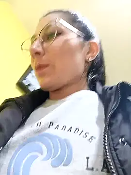 Snapshot of Mia-love-03 chatting on October 7, 2025, 9:12 pm Mia-love-03 online show from October 7, 2025, 9:12 pm