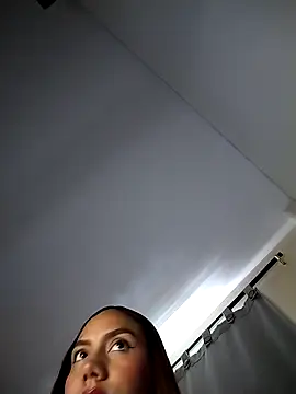 Mia-Reyes online show from October 28, 2025, 1:36 pm