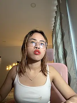 EllieYoon online show from November 30, 2025, 9:13 am