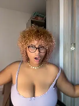 Snapshot of niki_wild18 chatting on October 5, 2025, 9:45 pm niki wild18 online show from October 5, 2025, 9:45 pm