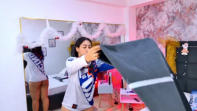 Snapshot of Aliss_Star chatting on December 19, 2025, 12:01 pm Aliss Star online show from December 19, 2025, 12:01 pm