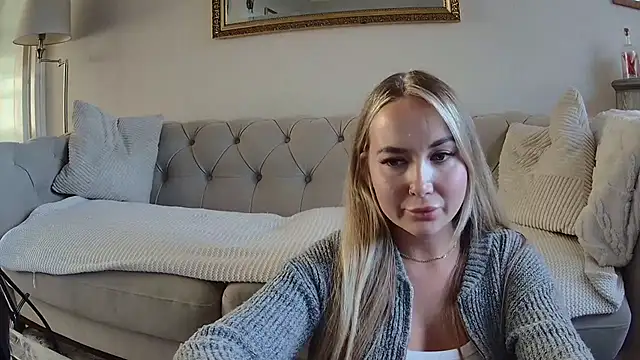 Snapshot of BarbieDolly_x chatting on October 6, 2025, 4:37 pm BarbieDolly x online show from October 6, 2025, 4:37 pm