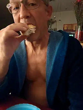 Snapshot of TommyTom76 chatting on October 22, 2025, 5:41 am TommyTom76 online show from October 22, 2025, 5:41 am