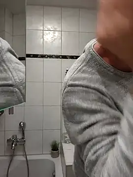 Snapshot of TommyTom76 chatting on October 24, 2025, 8:33 am TommyTom76 online show from October 24, 2025, 8:33 am