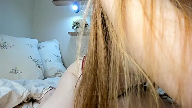 Snapshot of Red_FoxGirl chatting on April 19, 2026, 6:10 pm Red FoxGirl online show from April 19, 2026, 6:10 pm