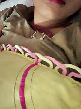 Snapshot of Queen-Bee143 chatting on February 14, 2026, 5:04 am Queen-Bee143 online show from February 14, 2026, 5:04 am