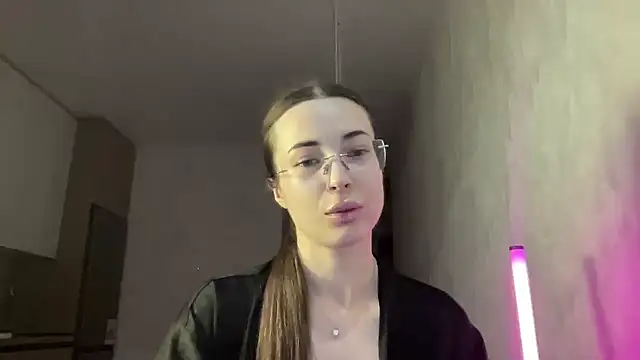 Snapshot of Feynelle chatting on October 23, 2025, 9:02 pm Feynelle online show from October 23, 2025, 9:02 pm