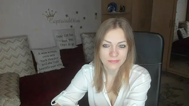 Snapshot of Tiffany_Bates chatting on December 15, 2025, 3:33 am Tiffany Bates online show from December 15, 2025, 3:33 am