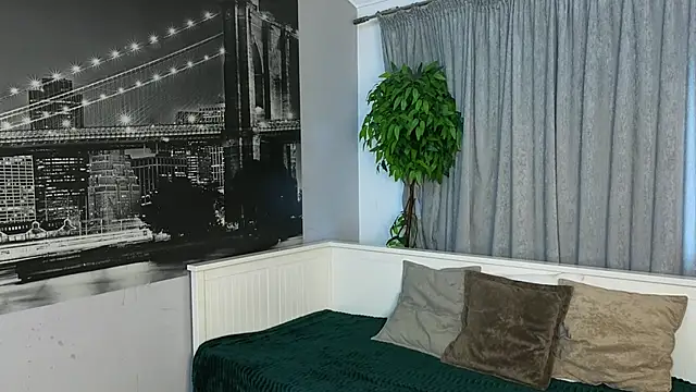 MilaYumi online show from November 13, 2025, 7:07 am