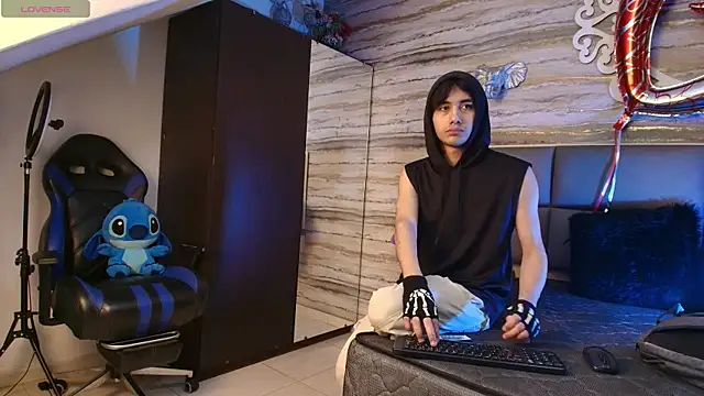 Snapshot of Lovers_21 chatting on February 19, 2026, 4:08 am Lovers 21 online show from February 19, 2026, 4:08 am