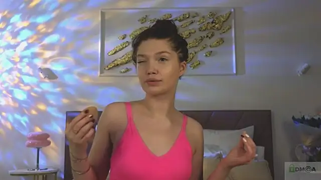 Nicole Broown  online show from December 3, 2025, 9:35 pm