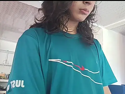 Snapshot of SoftieUwU chatting on November 25, 2025, 5:46 pm SoftieUwU online show from November 25, 2025, 5:46 pm