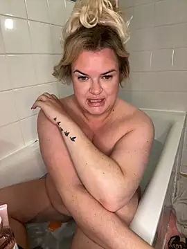 Snapshot of MrsBlazeXX chatting on September 29, 2025, 10:47 pm MrsBlazeXX online show from September 29, 2025, 10:47 pm