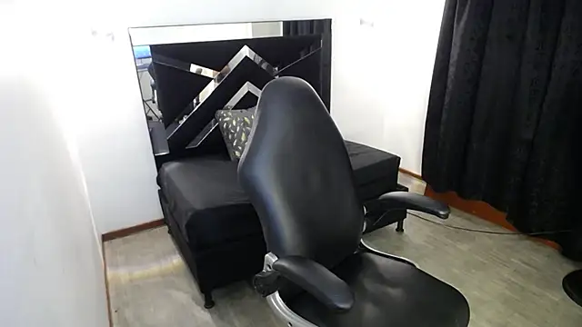 MarianaRojas  online show from February 1, 2026, 6:50 pm