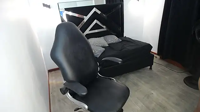 MarianaRojas  online show from April 11, 2026, 3:55 am