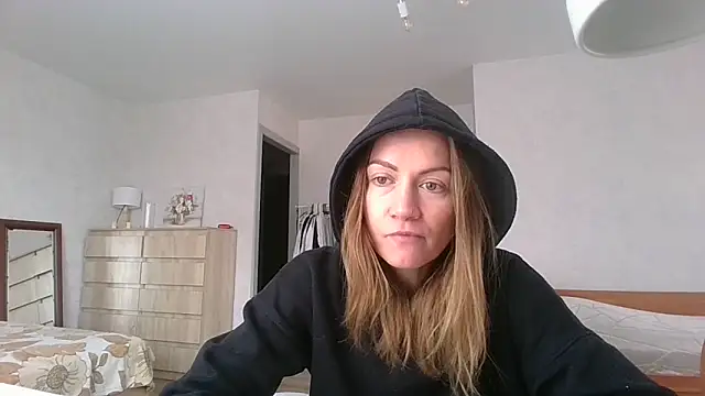 Snapshot of Thavione chatting on March 3, 2026, 12:00 pm Thavione online show from March 3, 2026, 12:00 pm