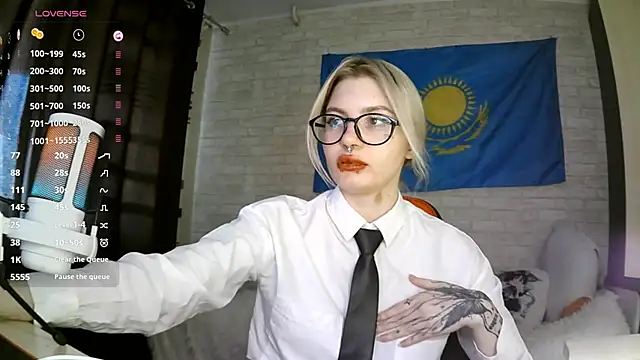 Snapshot of MernaGoggin chatting on September 30, 2025, 9:36 am MernaGoggin online show from September 30, 2025, 9:36 am