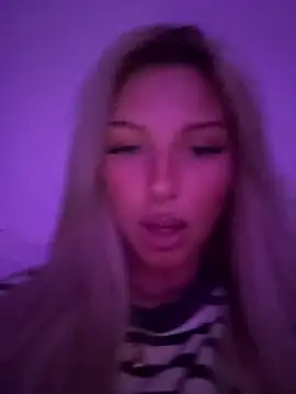 blondeeee online show from May 4, 2026, 4:58 pm