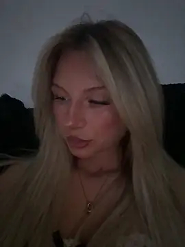 blondeeee online show from May 6, 2026, 4:12 pm