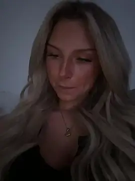 blondeeee online show from May 7, 2026, 7:52 pm