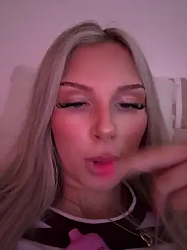 blondeeee online show from July 21, 2026, 3:25 pm